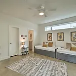 Downtown Houston Townhome With Balcony And Yard!