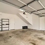 Downtown Houston Townhome With Balcony And Yard!