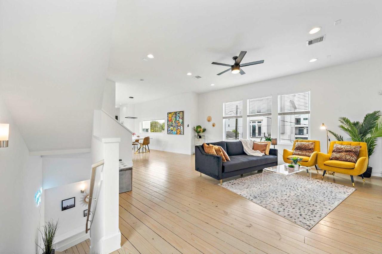 Downtown Townhome With Balcony And Yard! * Houston