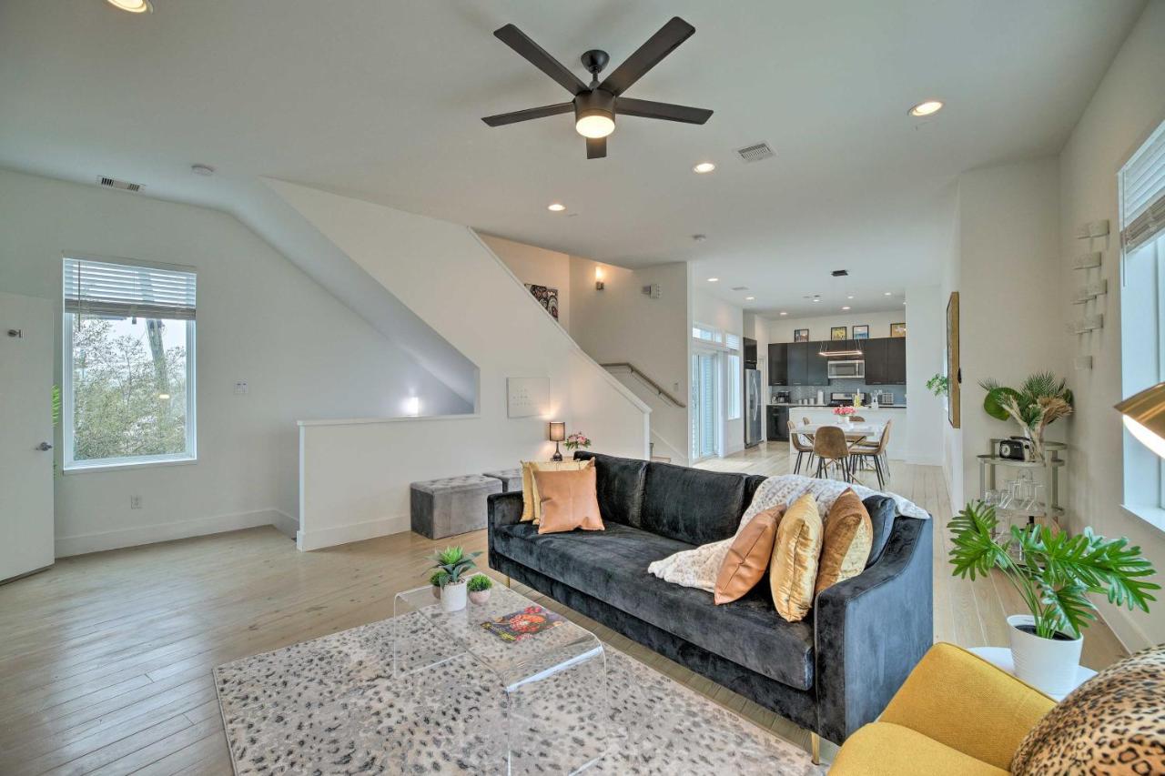 Holiday home Downtown Townhome With Balcony And Yard! *