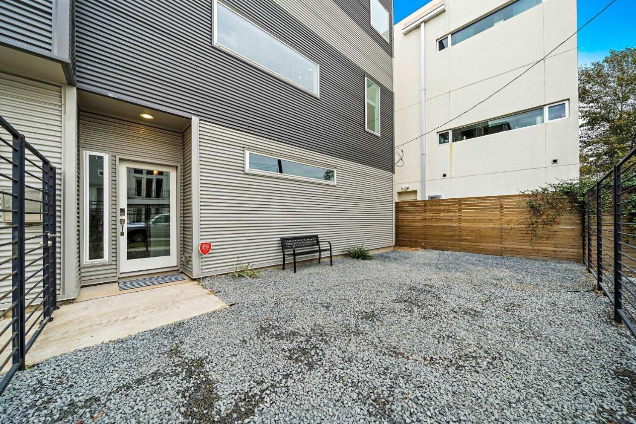 Downtown Townhome With Balcony And Yard! *