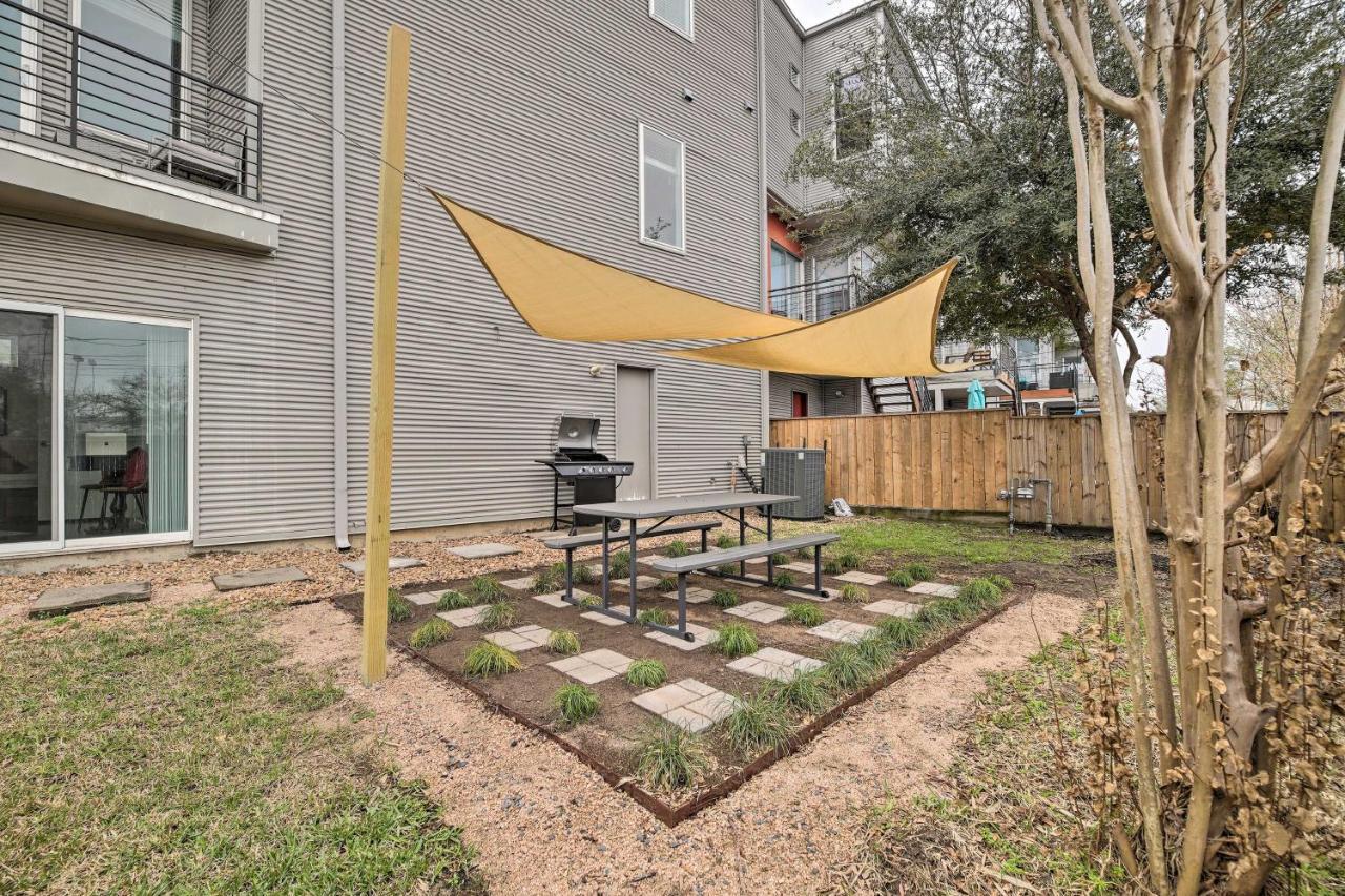 Holiday home Downtown Townhome With Balcony And Yard!