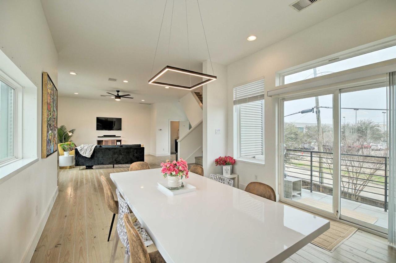 Downtown Townhome With Balcony And Yard!