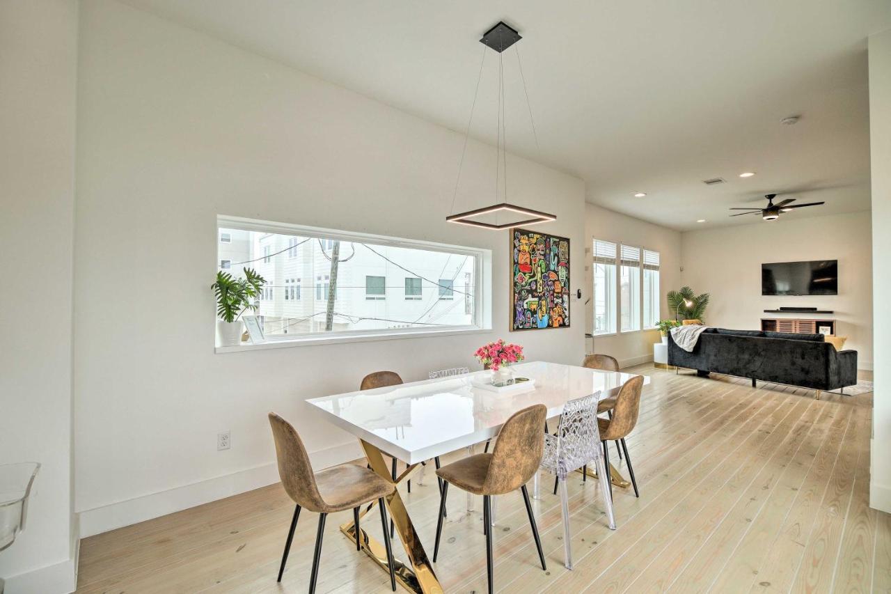 Downtown Townhome With Balcony And Yard! * Houston