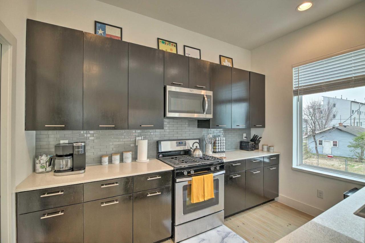 Holiday home Downtown Townhome With Balcony And Yard! *