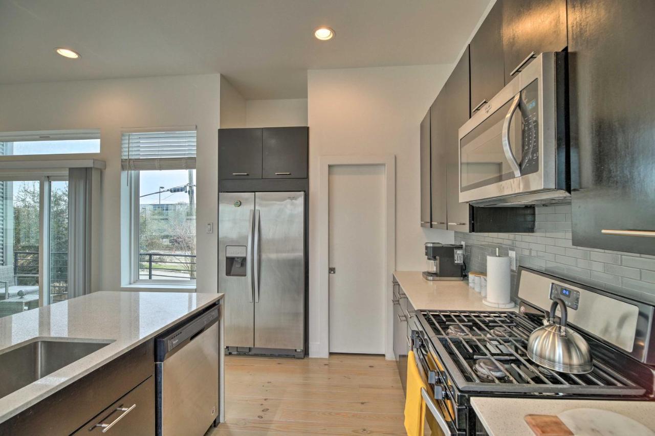 Downtown Townhome With Balcony And Yard! Holiday home *