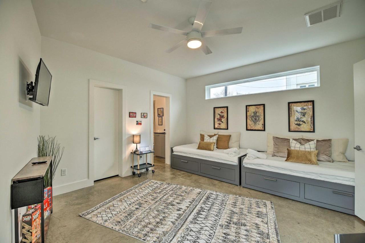 Downtown Townhome With Balcony And Yard! Holiday home Houston