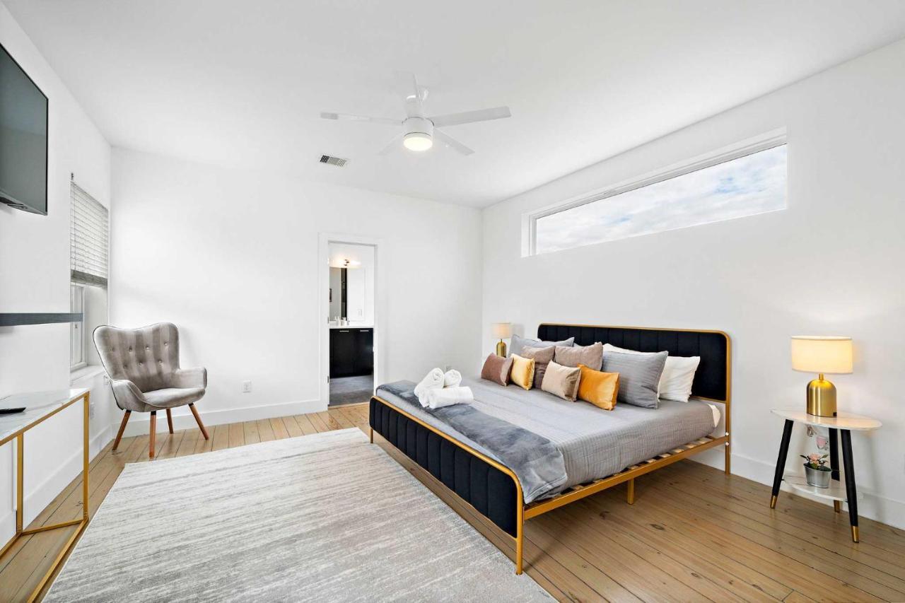Downtown Townhome With Balcony And Yard! Holiday home *