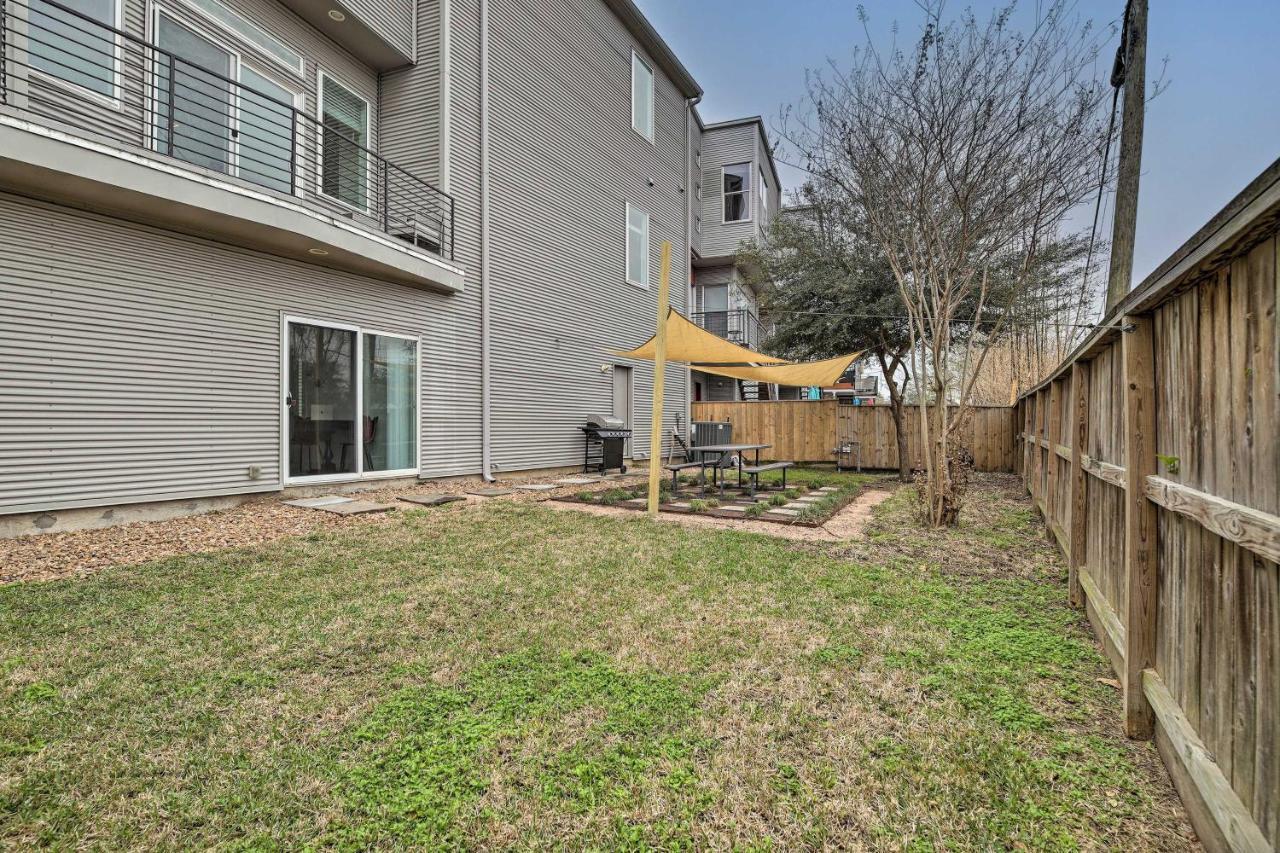 Downtown Townhome With Balcony And Yard! Holiday home Houston