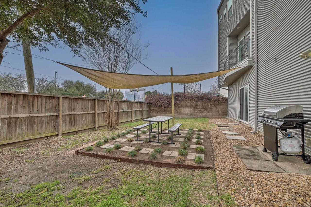 Holiday home Downtown Townhome With Balcony And Yard!