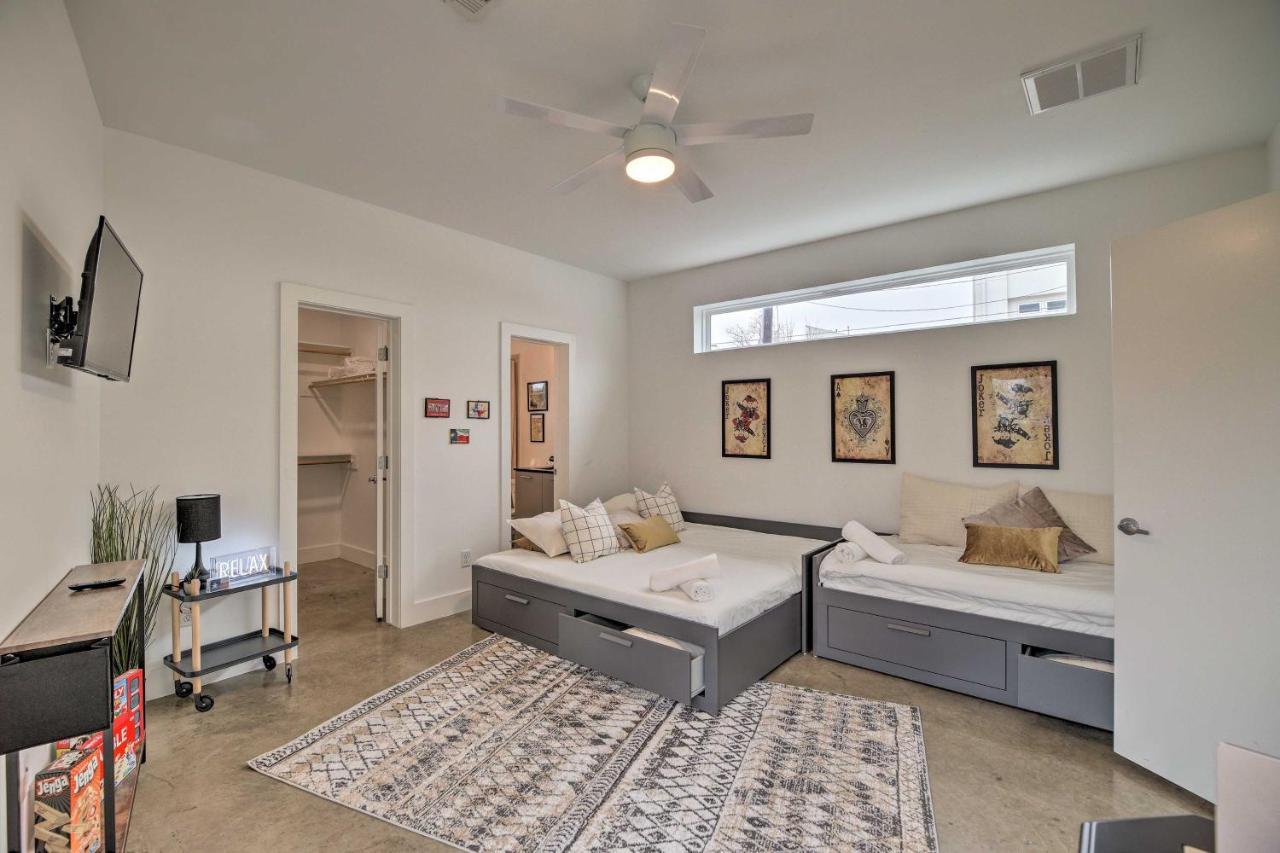 Downtown Townhome With Balcony And Yard! * Houston