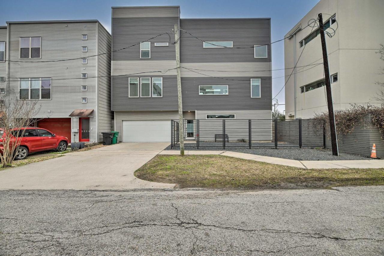 Holiday home Downtown Townhome With Balcony And Yard!
