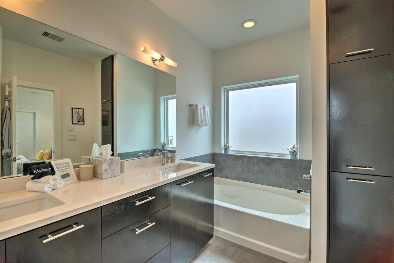 Downtown Townhome With Balcony And Yard! Holiday home Houston