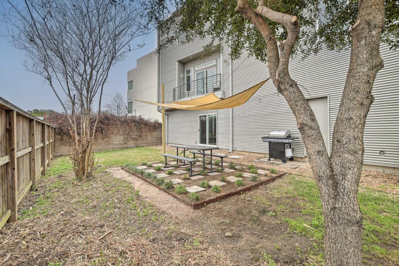 Downtown Townhome With Balcony And Yard! Holiday home Houston