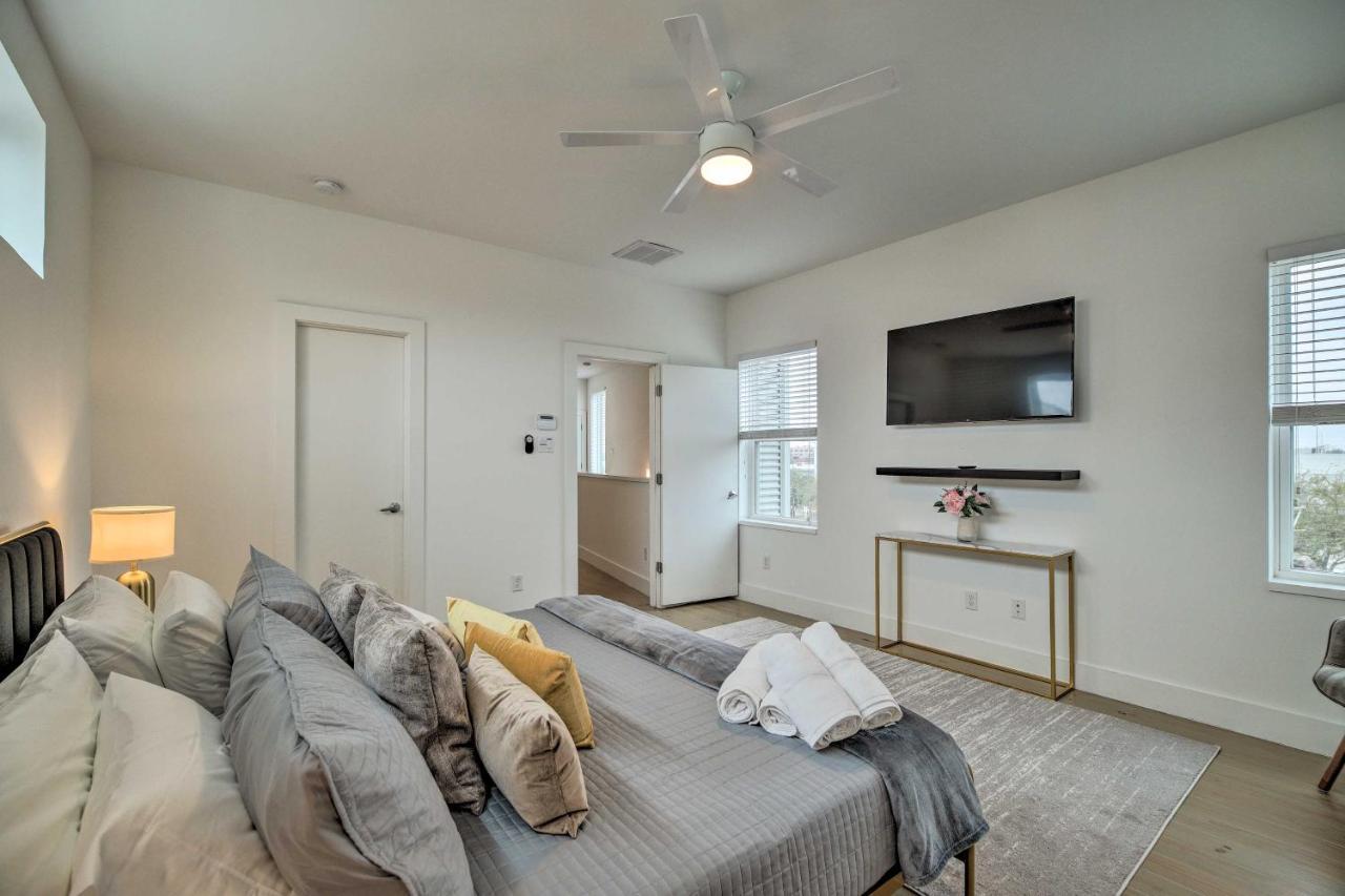 Downtown Townhome With Balcony And Yard! Houston