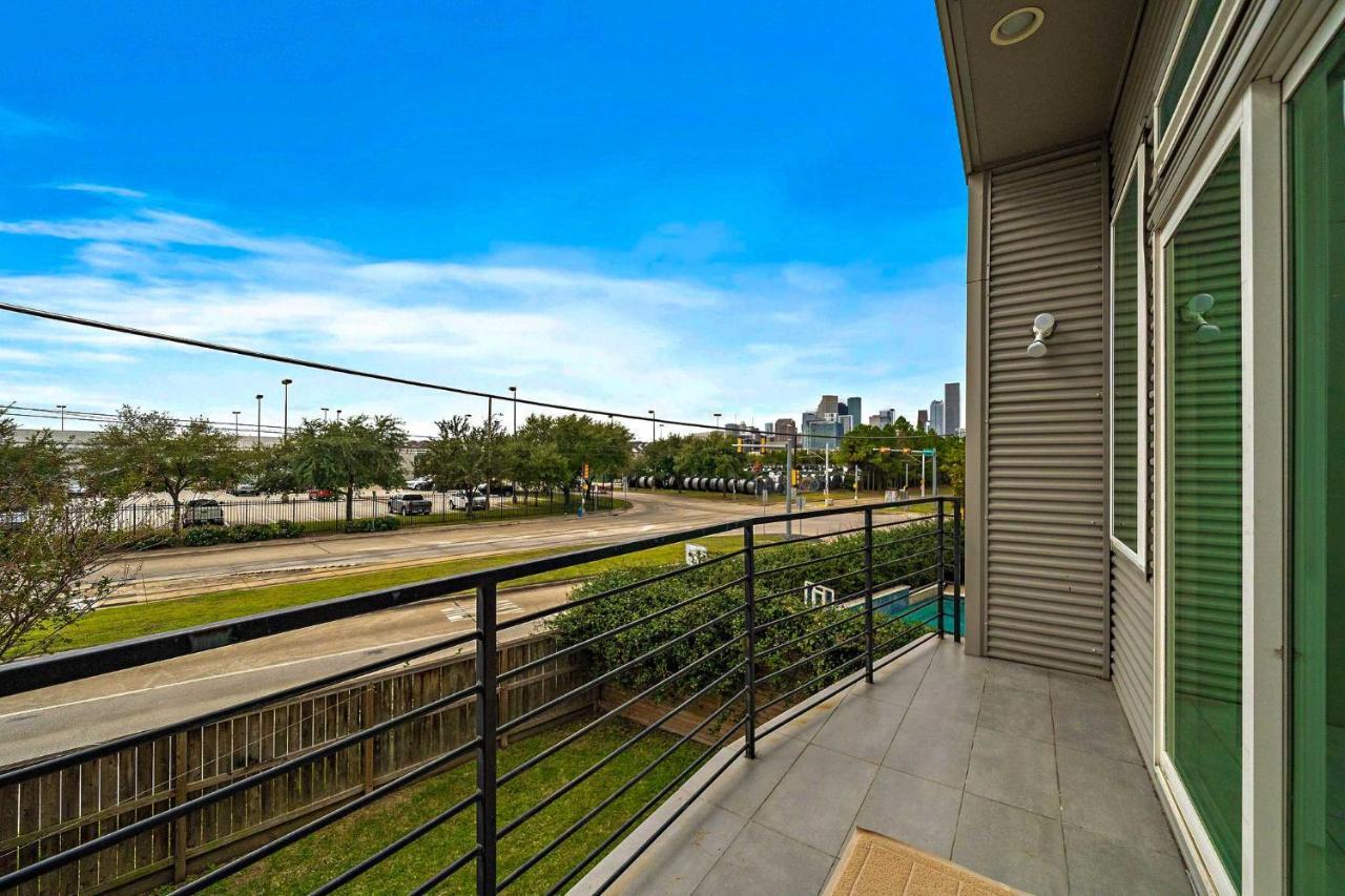 Downtown Townhome With Balcony And Yard!