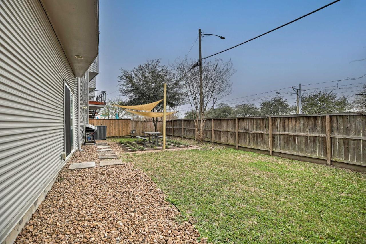 Holiday home Downtown Townhome With Balcony And Yard!