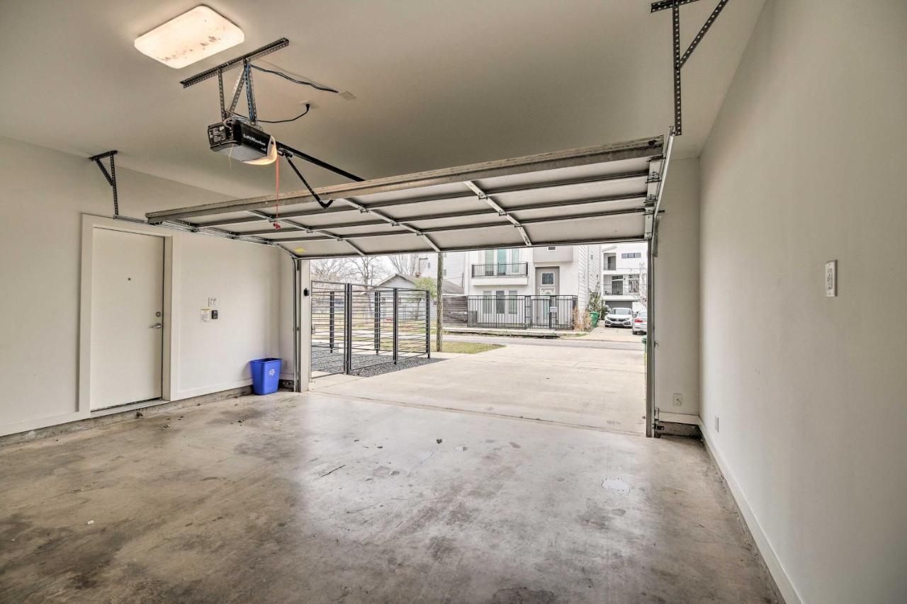 Holiday home Downtown Townhome With Balcony And Yard! Houston
