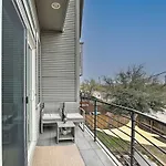 Downtown Houston Townhome With Balcony And Yard!