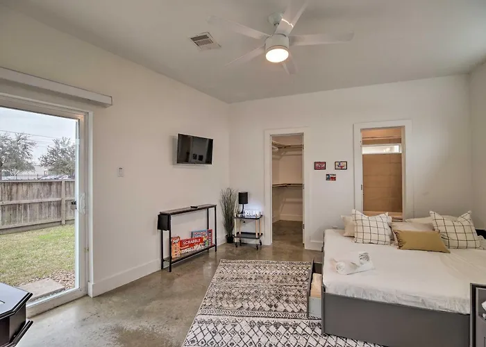 Downtown Houston Townhome With Balcony And Yard!