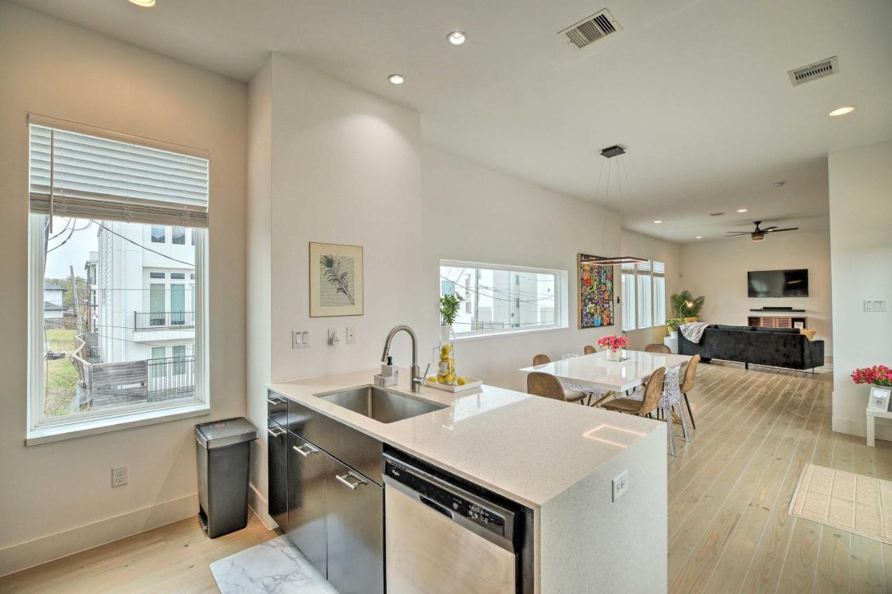 Downtown Townhome With Balcony And Yard! Houston