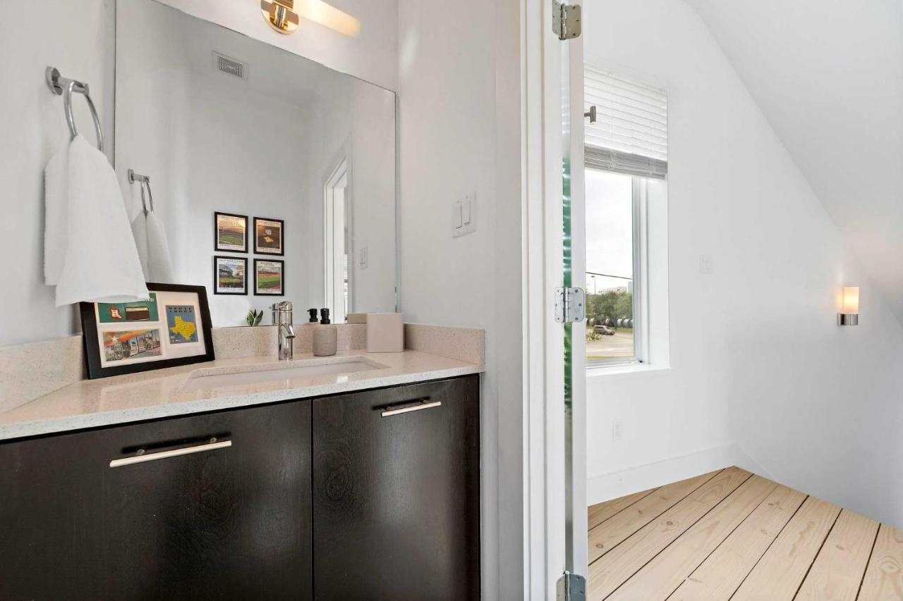 Сasa de vacaciones Downtown Townhome With Balcony And Yard! *