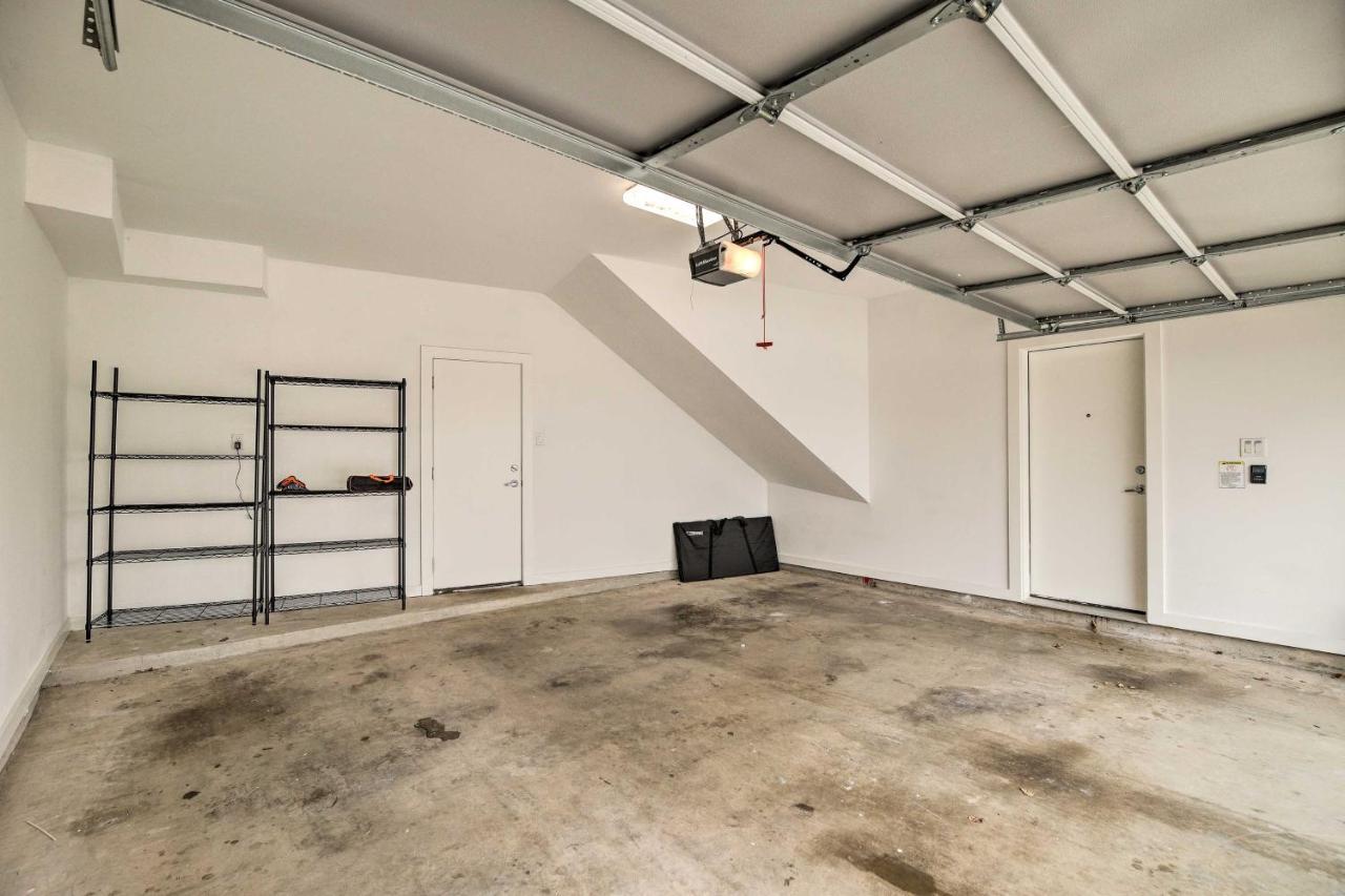 Downtown Townhome With Balcony And Yard! Сasa de vacaciones *