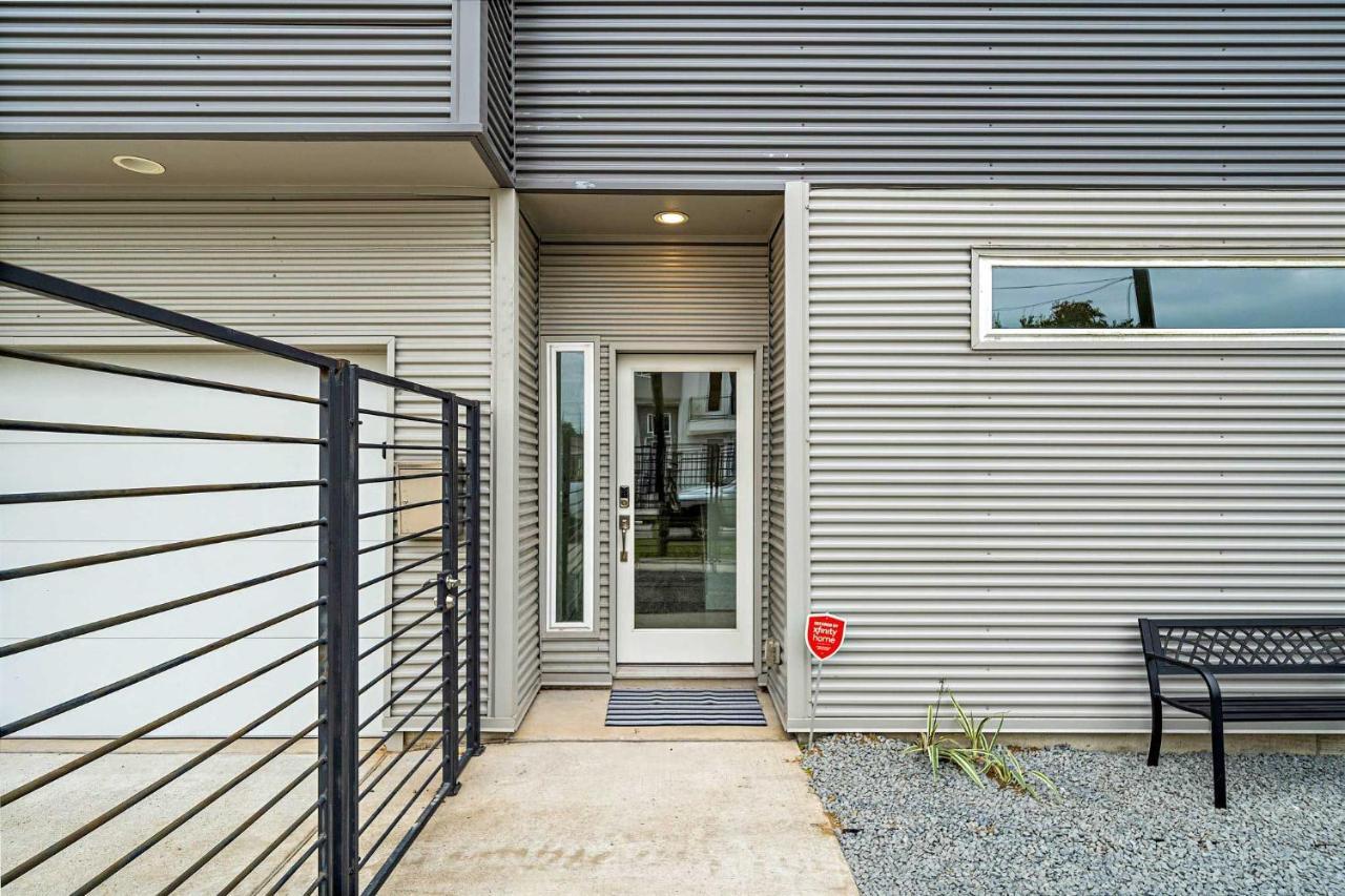 Downtown Townhome With Balcony And Yard!